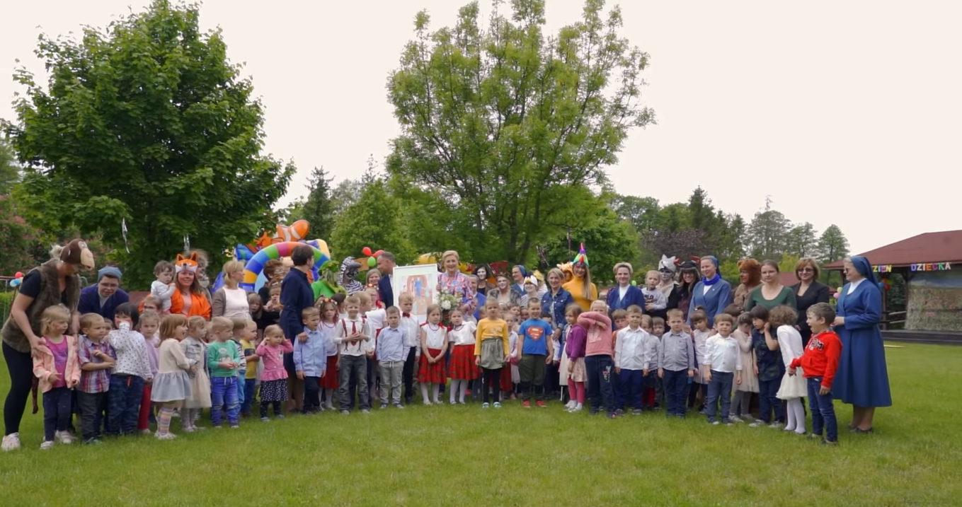 Prezydent Andrzej Duda z wizytą z okazji Dnia Dziecka w Łbiskach